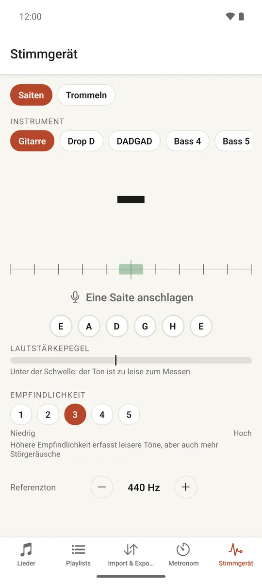 Das Saiten-Stimmgerät zeigt einen Tonnamen und eine Stimmanzeige