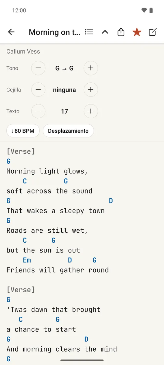 Una canción abierta con acordes encima de la letra y controles en la cabecera