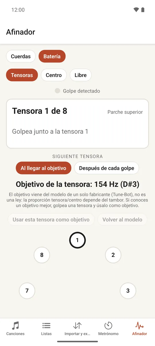 El afinador de tambores mostrando las tensoras dispuestas en círculo con su estado de afinación