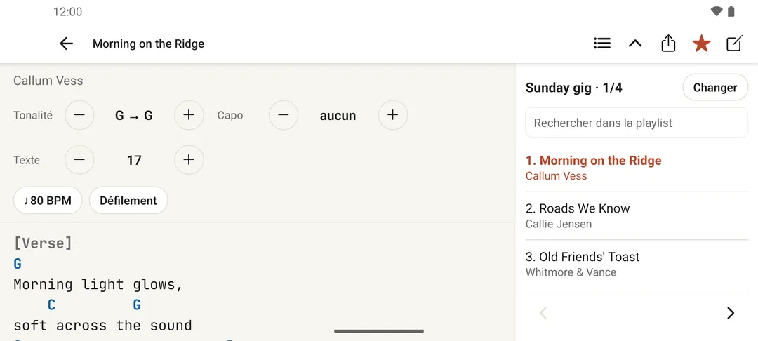 Une chanson ouverte en orientation paysage avec le panneau de playlist ouvert à côté
