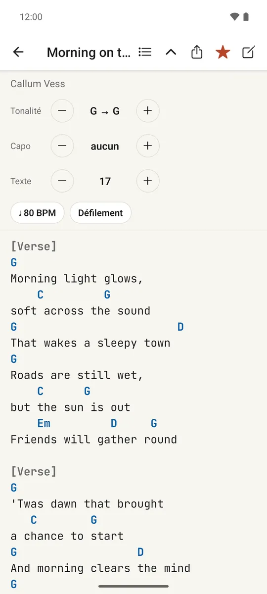 Une chanson ouverte avec les accords au-dessus des paroles et des contrôles dans l'en-tête