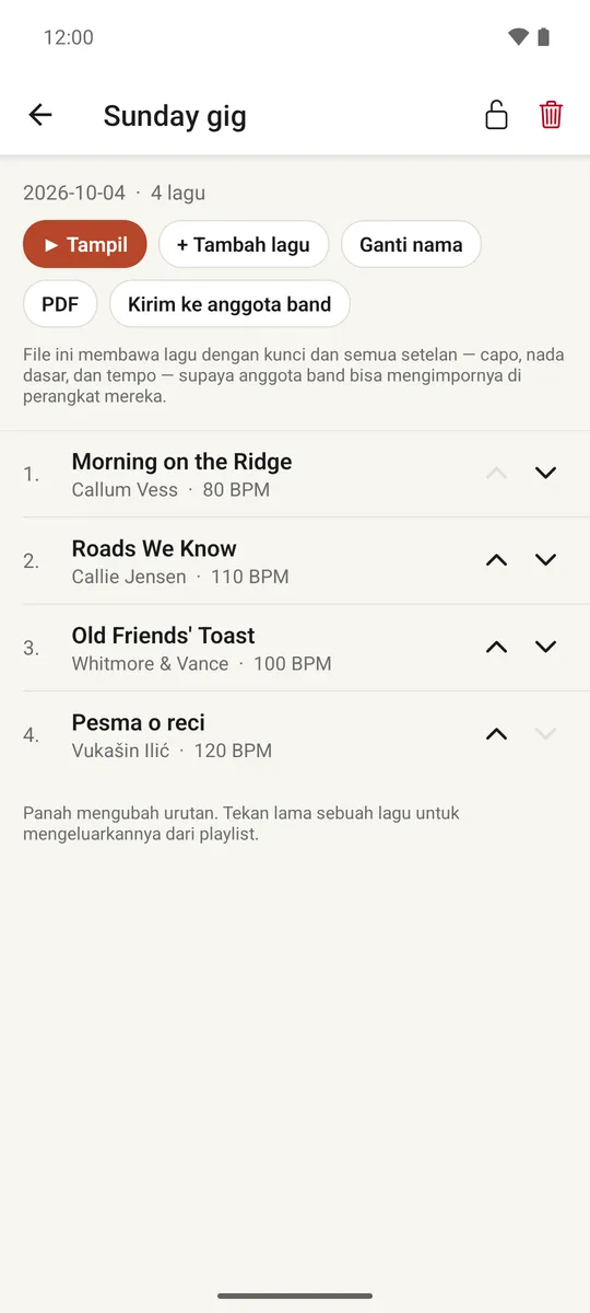 Sebuah playlist terbuka dengan lagu terdaftar berurutan dan panah untuk mengurutkan ulang