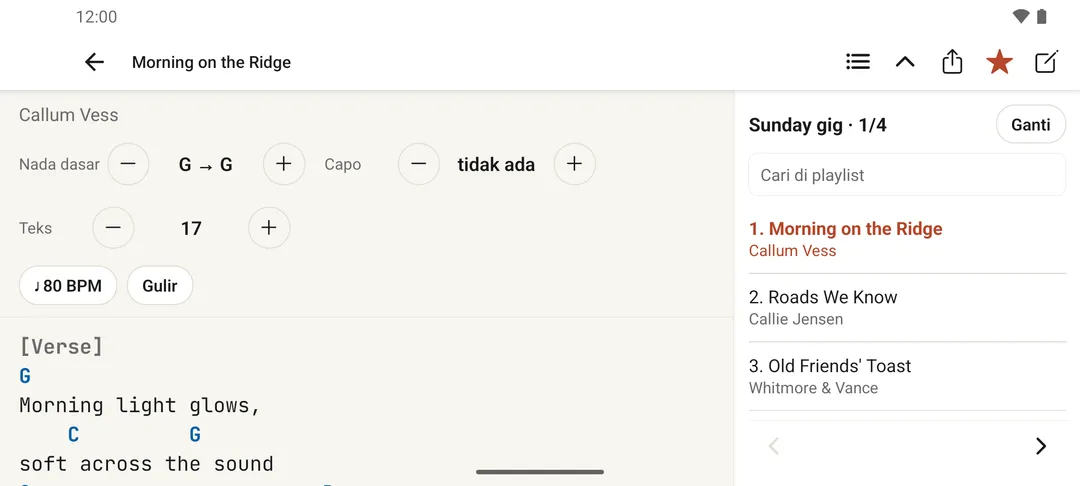 Sebuah lagu terbuka dalam orientasi lanskap dengan panel playlist terbuka di sebelahnya