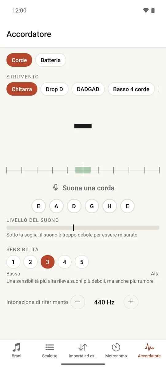 L'accordatore per corde con il nome di una nota e un indicatore di accordatura