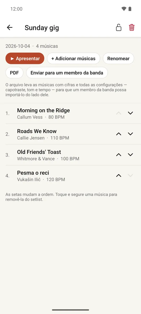 Um setlist aberto com músicas listadas em ordem e setas de reordenação