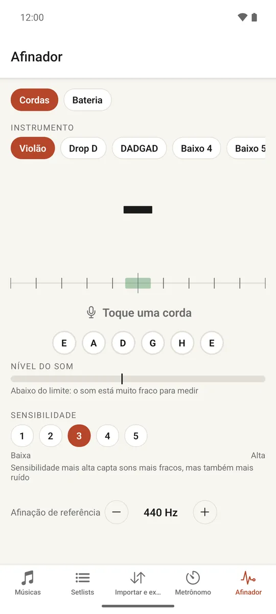 O afinador de cordas mostrando o nome de uma nota e um medidor de afinação