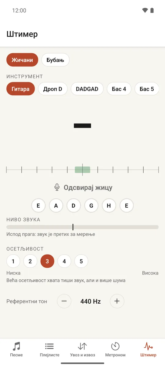 Штимер за жице приказује име тона и скалу за штимовање