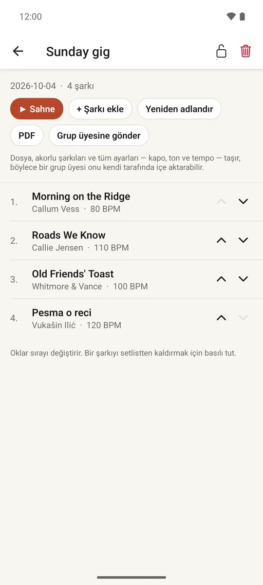 Şarkıların sırayla listelendiği ve sıra değiştirme okları bulunan açık bir setlist