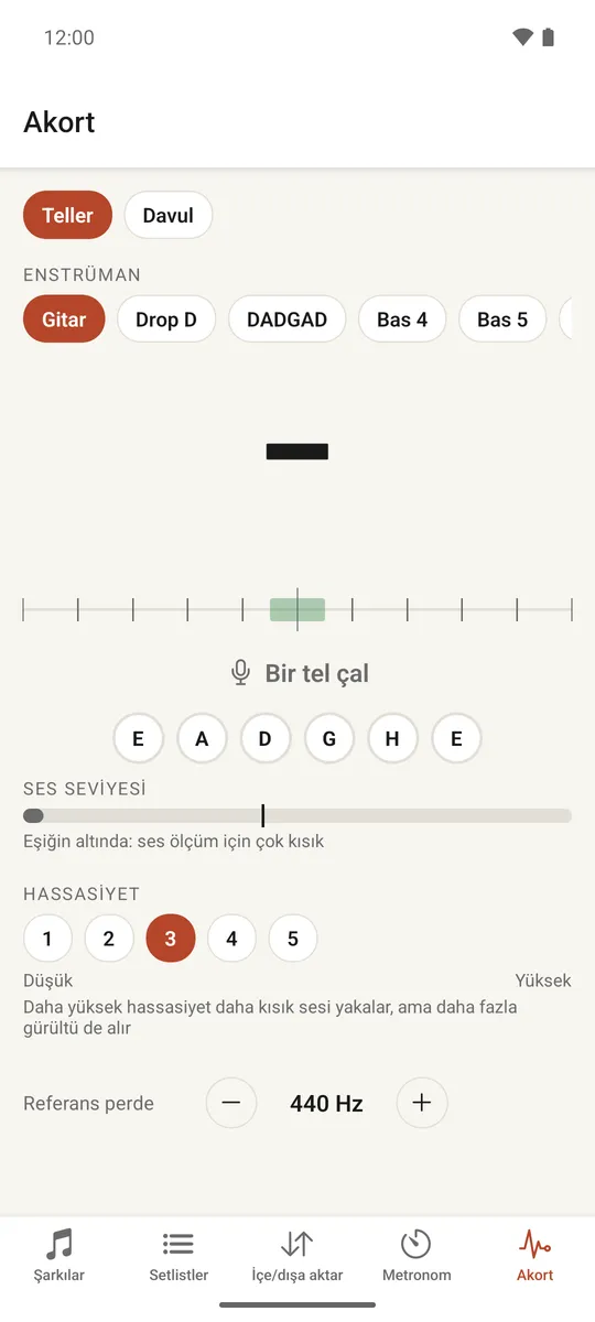 Bir nota adı ve akort göstergesi gösteren tel akort cihazı